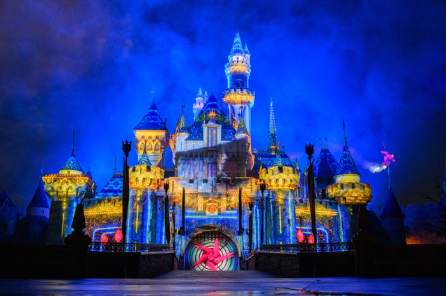 ディズニー100周年記念のナイトショー、「ワンダラス・ジャーニー」As to Disney artwork, logos and properties： (C) Disney