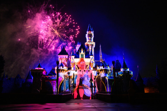 ディズニー100周年記念のナイトショー、「ワンダラス・ジャーニー」As to Disney artwork, logos and properties： (C) Disney