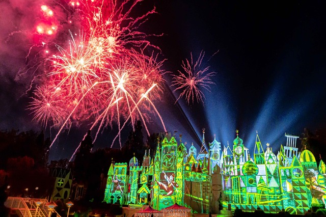 ディズニー100周年記念のナイトショー、「ワンダラス・ジャーニー」As to Disney artwork, logos and properties： (C) Disney