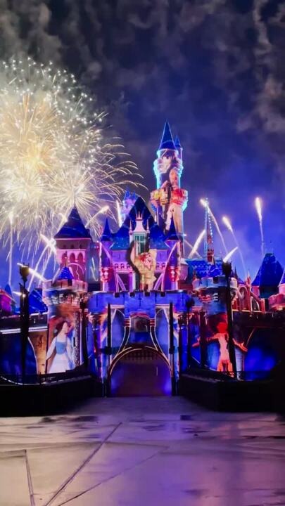 ディズニー100周年記念のナイトショー、「ワンダラス・ジャーニー」As to Disney artwork, logos and properties： (C) Disney