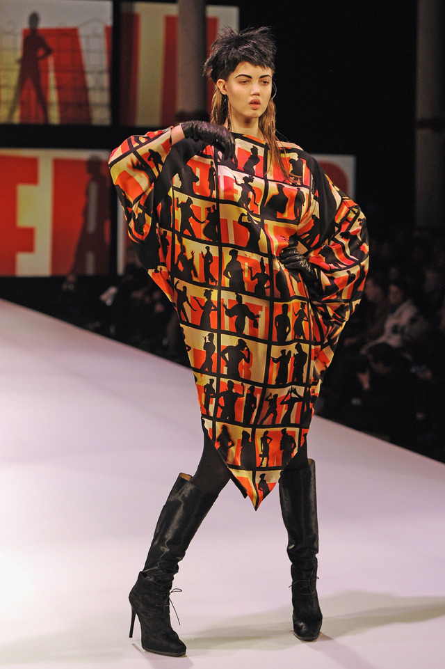 「ジャン＝ポール・ゴルチエ」のランウェイを歩くリンジー・ウィクソン -(C) Getty Images