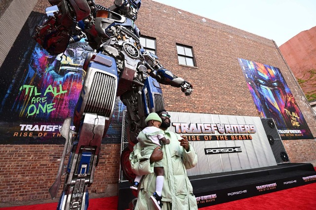 トベ・ンウィーグウェ『トランスフォーマー／ビースト覚醒』N.Y.プレミア©2023 PARAMOUNT PICTURES. HASBRO, TRANSFORMERS AND ALL RELATED CHARACTERS ARE TRADEMARKS OF HASBRO.©2023 HASBRO