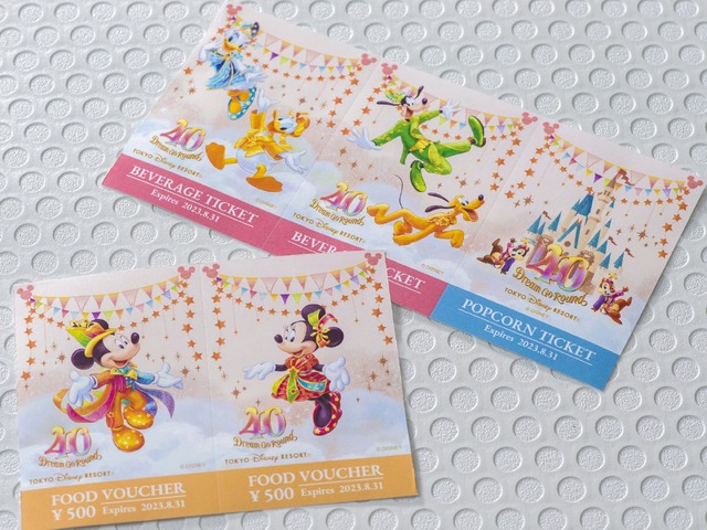・フードバウチャー：2枚（1枚 ￥500）・ポップコーンチケット：1枚・ドリンクチケット：2枚メニューを購入できるフードバウチャーは、東京ディズニーランド、東京ディズニーシーの全飲食店舗でご利用できます。As to Disney artwork, logos and properties： (C) Disney