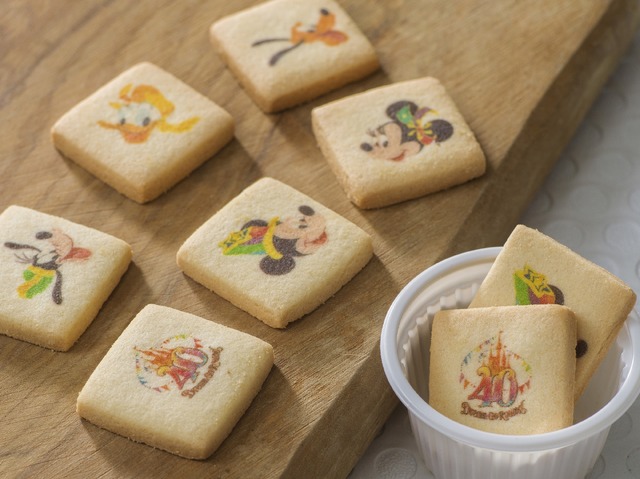 ドリンクチケットは、スペシャルドリンクなどのソフトドリンクやアルコールドリンクと交換できます。ソフトドリンクと交換いただいた方にはミニクッキー2枚をカップに入れて提供いたします。ミニクッキーのキャラクターはランダムです。（全5種類）As to Disney artwork, logos and properties： (C) Disney