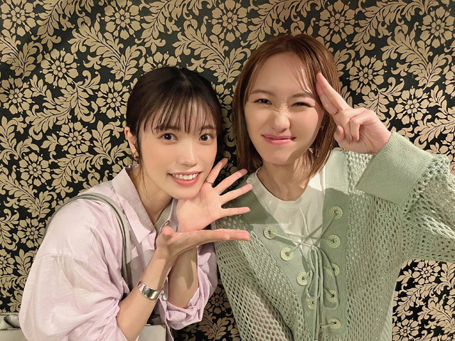 クランクインを迎えた早苗（美山加恋）と明日美（工藤遥）「around 1/4」©ABC