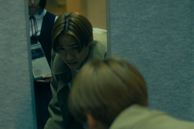 小森の後ろに忍び寄る少女『ミンナのウタ』©2023「ミンナのウタ」製作委員会