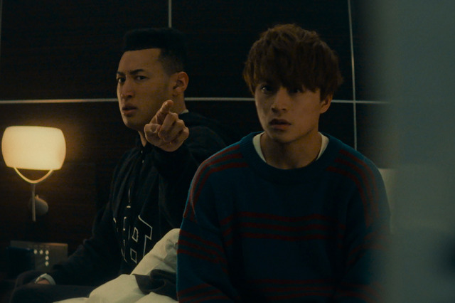 疑う目で白濱を指さすメンディー『ミンナのウタ』©2023「ミンナのウタ」製作委員会