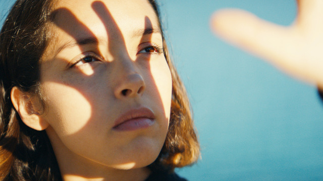 『裸足になって』　©THE INK CONNECTION - HIGH SEA - CIRTA FILMS - SCOPE PICTURES FRANCE 2 CINÉMA - LES PRODUCTIONS DU CH'TIHI - SAME PLAYER, SOLAR ENTERTAINMENT