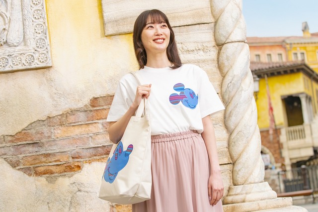 キャストのコスチューム生地をそのまま活かしたグッズが新登場！デザイン豊富なT シャツやトートバッグなど全8種類 As to Disney artwork, logos and properties： (C) Disney