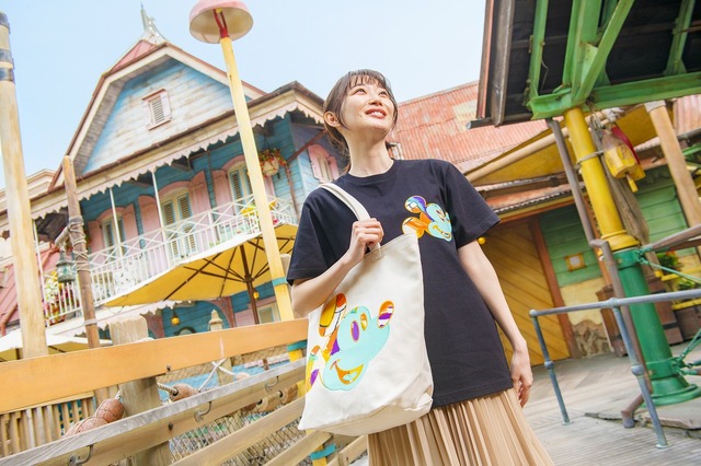 キャストのコスチューム生地をそのまま活かしたグッズが新登場！デザイン豊富なT シャツやトートバッグなど全8種類 As to Disney artwork, logos and properties： (C) Disney