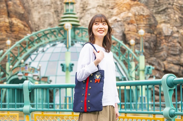 キャストのコスチューム生地をそのまま活かしたグッズが新登場！デザイン豊富なT シャツやトートバッグなど全8種類 As to Disney artwork, logos and properties： (C) Disney