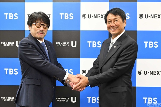 TBSホールディングス・TBSテレビ代表取締役社長 佐々木 卓（左）とUSEN-NEXT HOLDINGS 代表取締役社長CEO・U-NEXT会長 宇野 康秀（右）