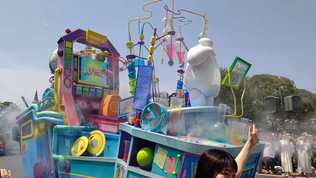 びしょ濡れのパークが帰ってきた！散水プログラム「ベイマックスのミッション・クールダウン」初開催 As to Disney artwork, logos and properties： (C) Disney