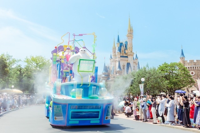 びしょ濡れのパークが帰ってきた！散水プログラム「ベイマックスのミッション・クールダウン」初開催 As to Disney artwork, logos and properties： (C) Disney