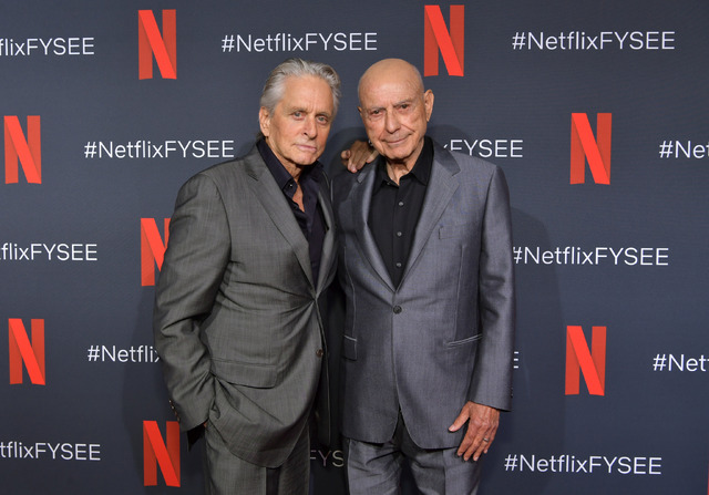 マイケル・ダグラス＆アラン・アーキン Photo by Emma McIntyre/Getty Images for Netflix