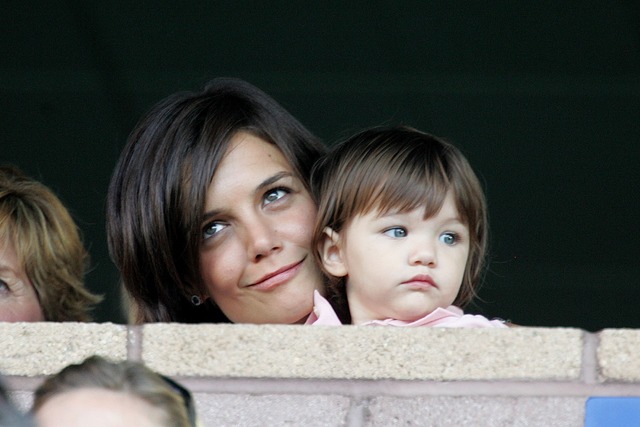 サッカー観戦をするケイティ・ホームズとスリちゃん -(C) Getty Images