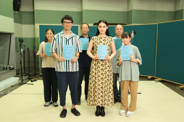 連続テレビ小説「舞いあがれ！」スピンオフドラマ　FMシアター「歌をなくした夏」前列左から川島潤哉、八木莉可子、毎田暖乃後列左から中道裕子、森本竜一、小松健悦