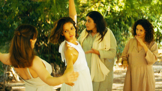 『裸足になって』　©THE INK CONNECTION - HIGH SEA - CIRTA FILMS - SCOPE PICTURES FRANCE 2 CINÉMA - LES PRODUCTIONS DU CH'TIHI - SAME PLAYER, SOLAR ENTERTAINMENT