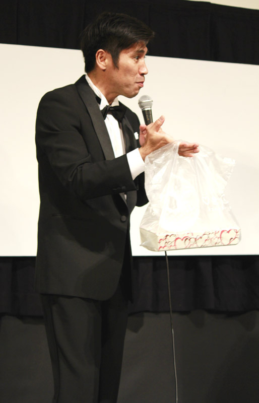 お客さんからの差し入れに喜ぶゴリ／『探偵はBARにいる2～ススキノ大交差点～』＠第5回沖縄国際映画祭