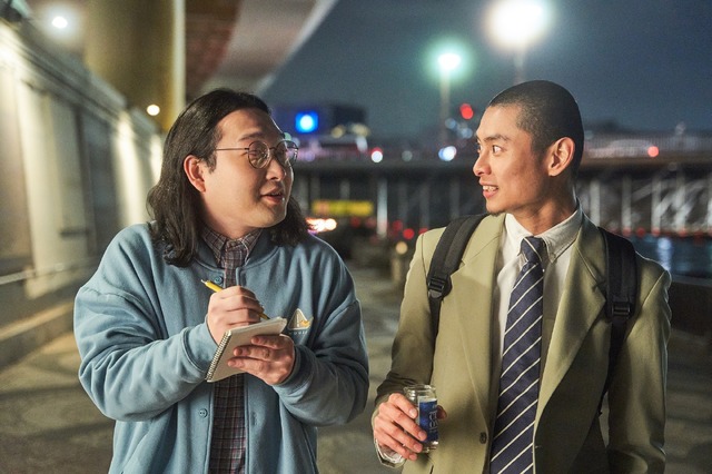 売れないスタンダップコメディアンだった桃山（賀屋）が亡くなった理由とは連続ドラマＷ-３０「オレは死んじまったゼ！」提供：WOWOW