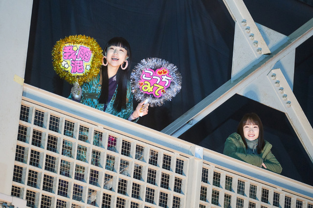 ホスト時代の桜田のファン・町子(松田)は、幽霊になった桜田のことも追い続ける連続ドラマＷ-３０「オレは死んじまったゼ！」提供：WOWOW