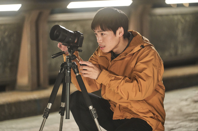 カメラの先にいるのは…？連続ドラマＷ-３０「オレは死んじまったゼ！」提供：WOWOW