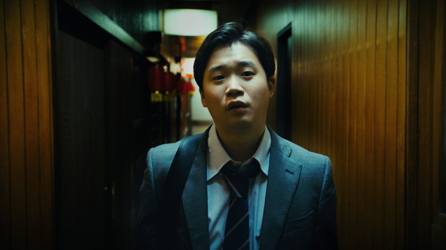 「夜の神社の森のなか」