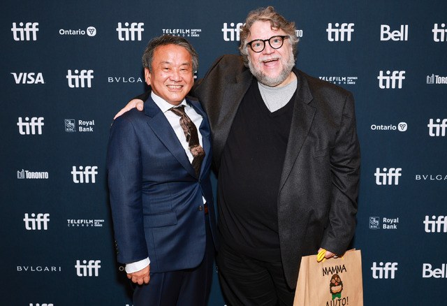 西岡純一＆ギレルモ・デル・トロ『君たちはどう生きるか』トロント国際映画祭 Photo by Matt Winkelmeyer/Getty Images