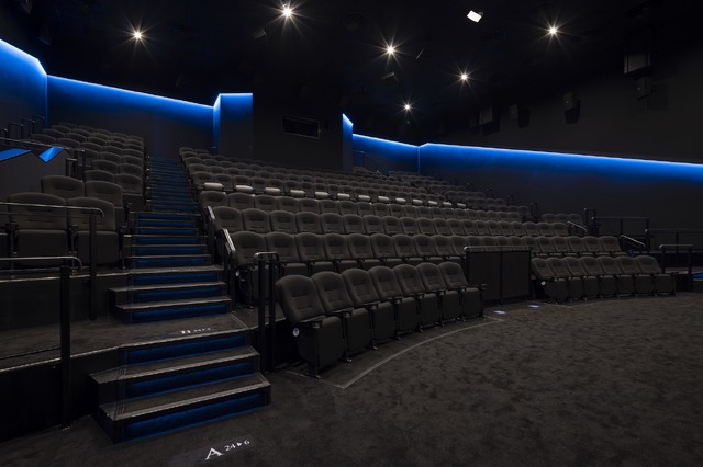 シアター内（TOHOシネマズ ららぽーと門真）※ Dolby、ドルビー、Dolby Cinema, Dolby Atmos, Dolby Vision、およびダブル D 記号は、アメリカ合衆国とまたはその他の国におけるドルビーラボラ トリーズの商標または登録商標です。