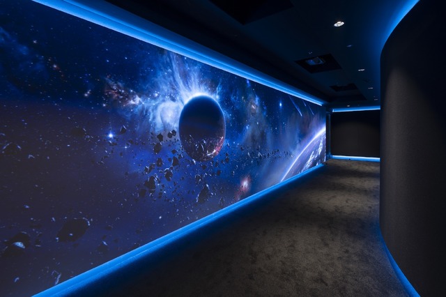 シアターエントランス（TOHOシネマズ ららぽーと門真）※ Dolby、ドルビー、Dolby Cinema, Dolby Atmos, Dolby Vision、およびダブル D 記号は、アメリカ合衆国とまたはその他の国におけるドルビーラボラ トリーズの商標または登録商標です。