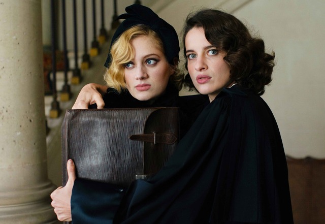 『私がやりました』© 2023 MANDARIN & COMPAGNIE - FOZ - GAUMONT – FRANCE 2 CINÉMA - SCOPE PICTURES – PLAYTIME PRODUCTION