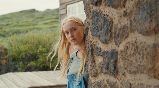 『ブルーバック あの海を見ていた』©2022 ARENAMEDIA PTY LTD, SCREENWEST (AUSTRALIA) LTD AND SCREEN AUSTRALIA