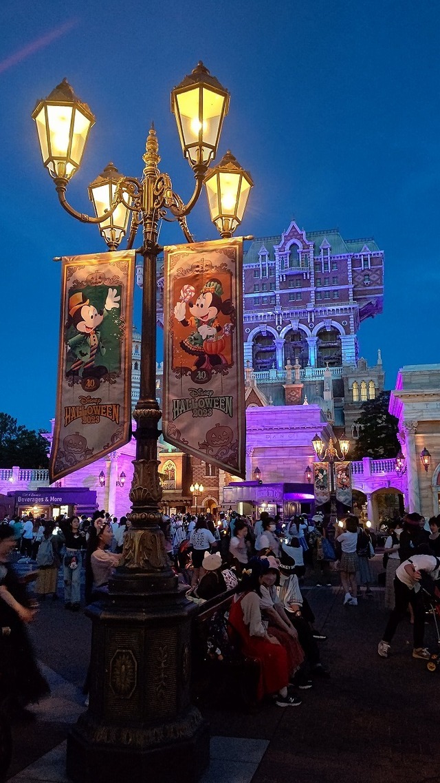 日没後のウォーターフロントパークが妖しい雰囲気に！夜まで楽しい東京ディズニーシーのハロウィン As to Disney artwork, logos and properties： (C) Disney