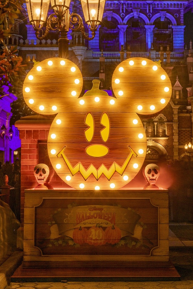 日没後のウォーターフロントパークが妖しい雰囲気に！夜まで楽しい東京ディズニーシーのハロウィン As to Disney artwork, logos and properties： (C) Disney