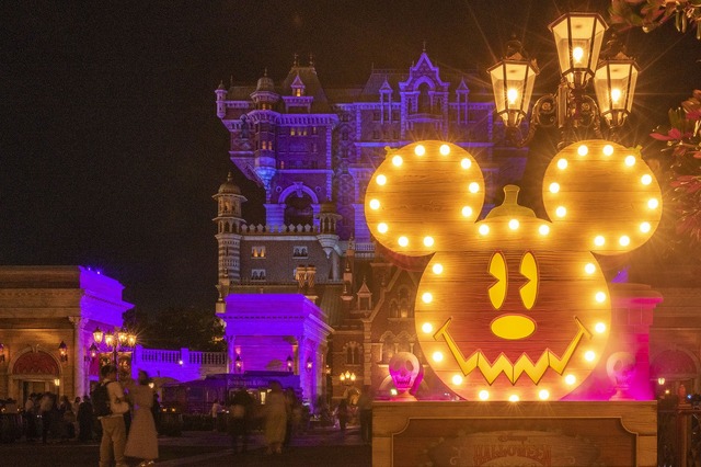 日没後のウォーターフロントパークが妖しい雰囲気に！夜まで楽しい東京ディズニーシーのハロウィン As to Disney artwork, logos and properties： (C) Disney