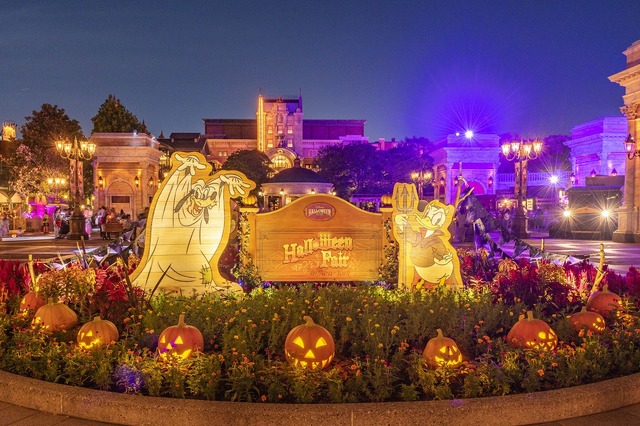 日没後のウォーターフロントパークが妖しい雰囲気に！夜まで楽しい東京ディズニーシーのハロウィン As to Disney artwork, logos and properties： (C) Disney