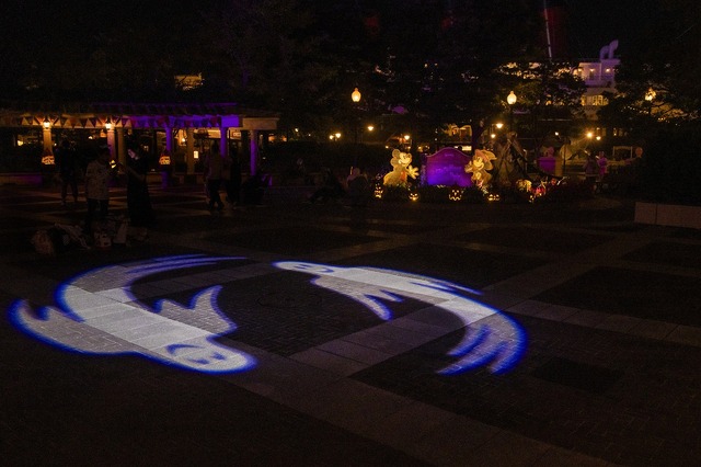 日没後のウォーターフロントパークが妖しい雰囲気に！夜まで楽しい東京ディズニーシーのハロウィン As to Disney artwork, logos and properties： (C) Disney