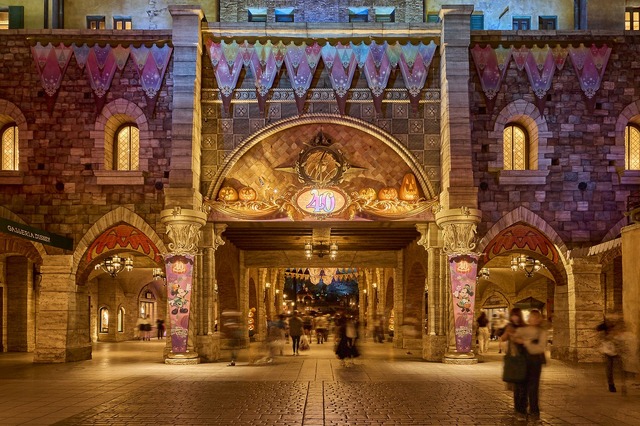 日没後のウォーターフロントパークが妖しい雰囲気に！夜まで楽しい東京ディズニーシーのハロウィン As to Disney artwork, logos and properties： (C) Disney