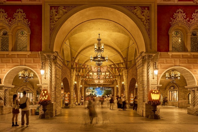 日没後のウォーターフロントパークが妖しい雰囲気に！夜まで楽しい東京ディズニーシーのハロウィン As to Disney artwork, logos and properties： (C) Disney