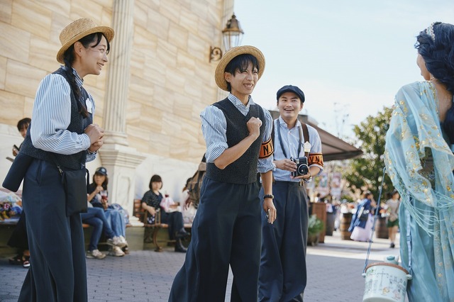 こだわりのディズニー仮装を“ニューヨーク新聞サークル”メンバーが取材！TDS「レポーティング・フロム・ハロウィーンフェア」As to Disney artwork, logos and properties： (C) Disney