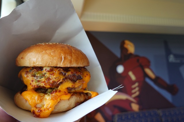 気分はトニー・スターク？スペシャルメニュー＜地球最強のチーズバーガー＞アンバサダーホテルに新登場 ©Disney ©MARVEL