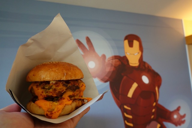 気分はトニー・スターク？スペシャルメニュー＜地球最強のチーズバーガー＞アンバサダーホテルに新登場 ©Disney ©MARVEL