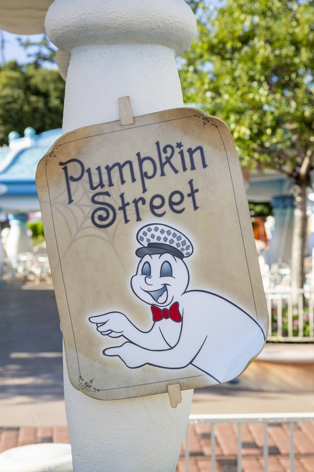 撮影スポットが盛りだくさん！！東京ディズニーランド「ディズニー・ハロウィーン」デコレーションを紹介 As to Disney artwork, logos and properties： (C) Disney