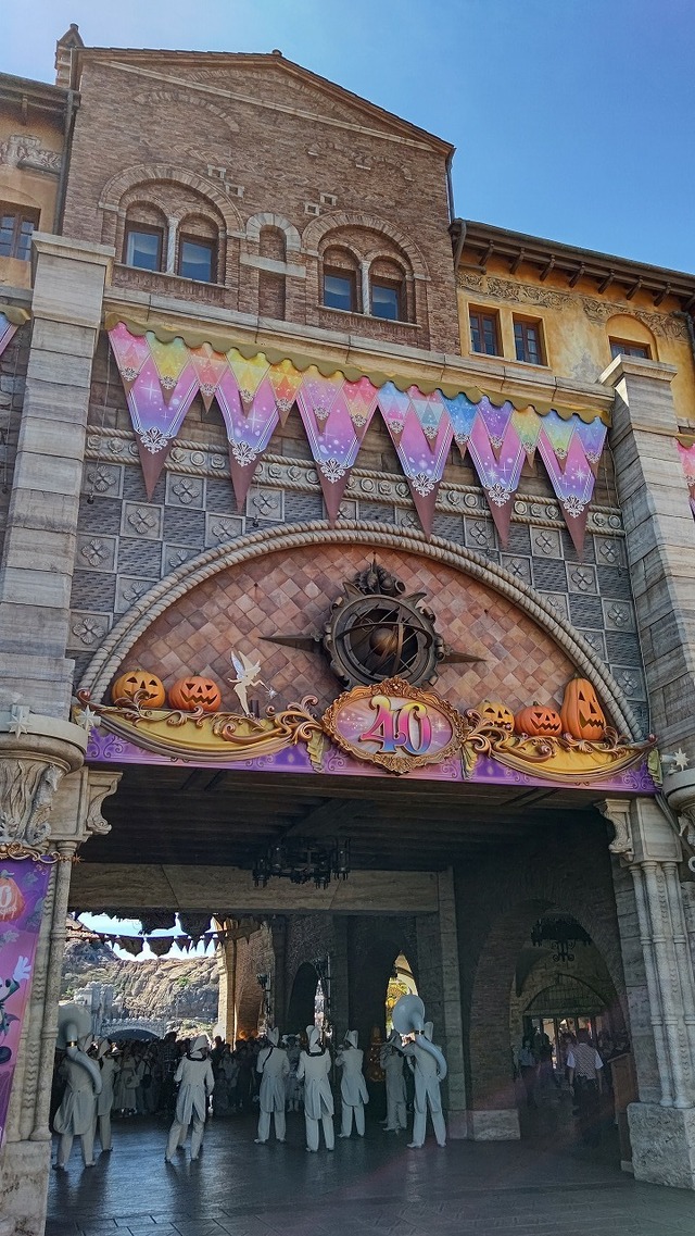 撮影スポットが盛りだくさん！！東京ディズニーランド「ディズニー・ハロウィーン」デコレーションを紹介 As to Disney artwork, logos and properties： (C) Disney