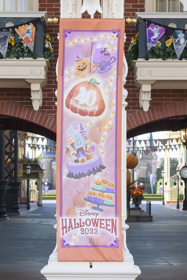 撮影スポットが盛りだくさん！！東京ディズニーランド「ディズニー・ハロウィーン」デコレーションを紹介 As to Disney artwork, logos and properties： (C) Disney