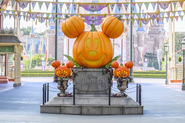 撮影スポットが盛りだくさん！！東京ディズニーランド「ディズニー・ハロウィーン」デコレーションを紹介 As to Disney artwork, logos and properties： (C) Disney