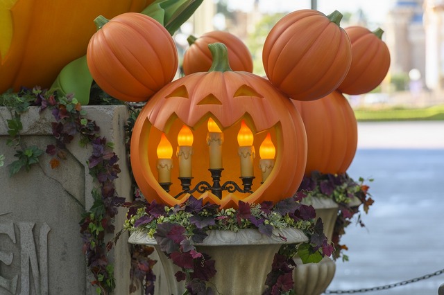 撮影スポットが盛りだくさん！！東京ディズニーランド「ディズニー・ハロウィーン」デコレーションを紹介 As to Disney artwork, logos and properties： (C) Disney