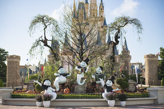 撮影スポットが盛りだくさん！！東京ディズニーランド「ディズニー・ハロウィーン」デコレーションを紹介 As to Disney artwork, logos and properties： (C) Disney