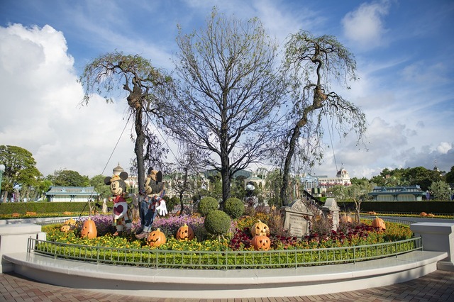 撮影スポットが盛りだくさん！！東京ディズニーランド「ディズニー・ハロウィーン」デコレーションを紹介 As to Disney artwork, logos and properties： (C) Disney