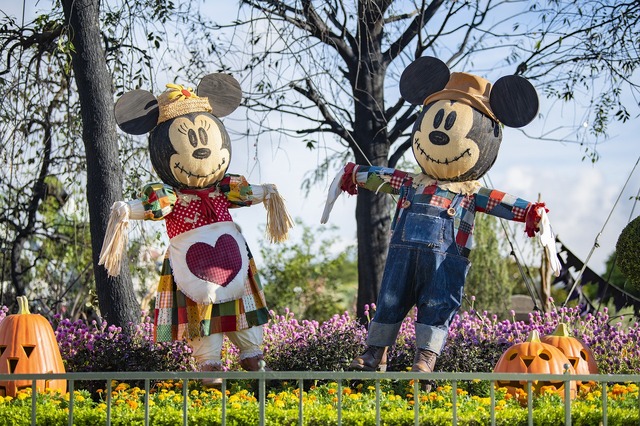 撮影スポットが盛りだくさん！！東京ディズニーランド「ディズニー・ハロウィーン」デコレーションを紹介 As to Disney artwork, logos and properties： (C) Disney